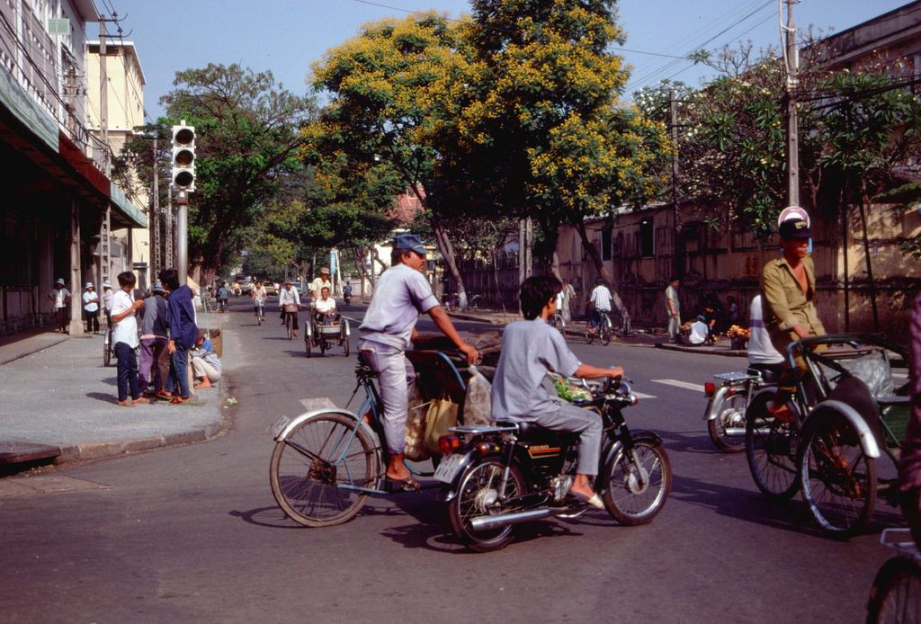 Amazing photos of traffic in Saigon in 1989